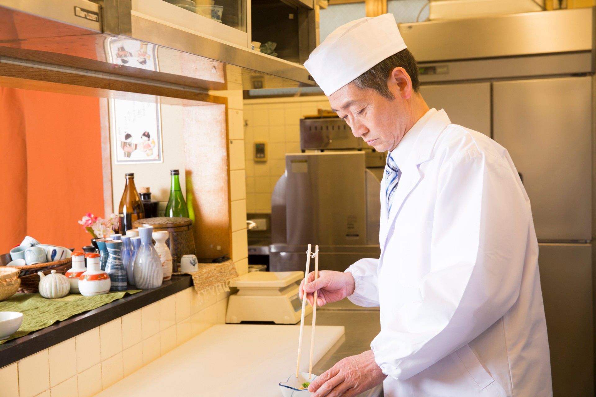 お通しを盛る板前